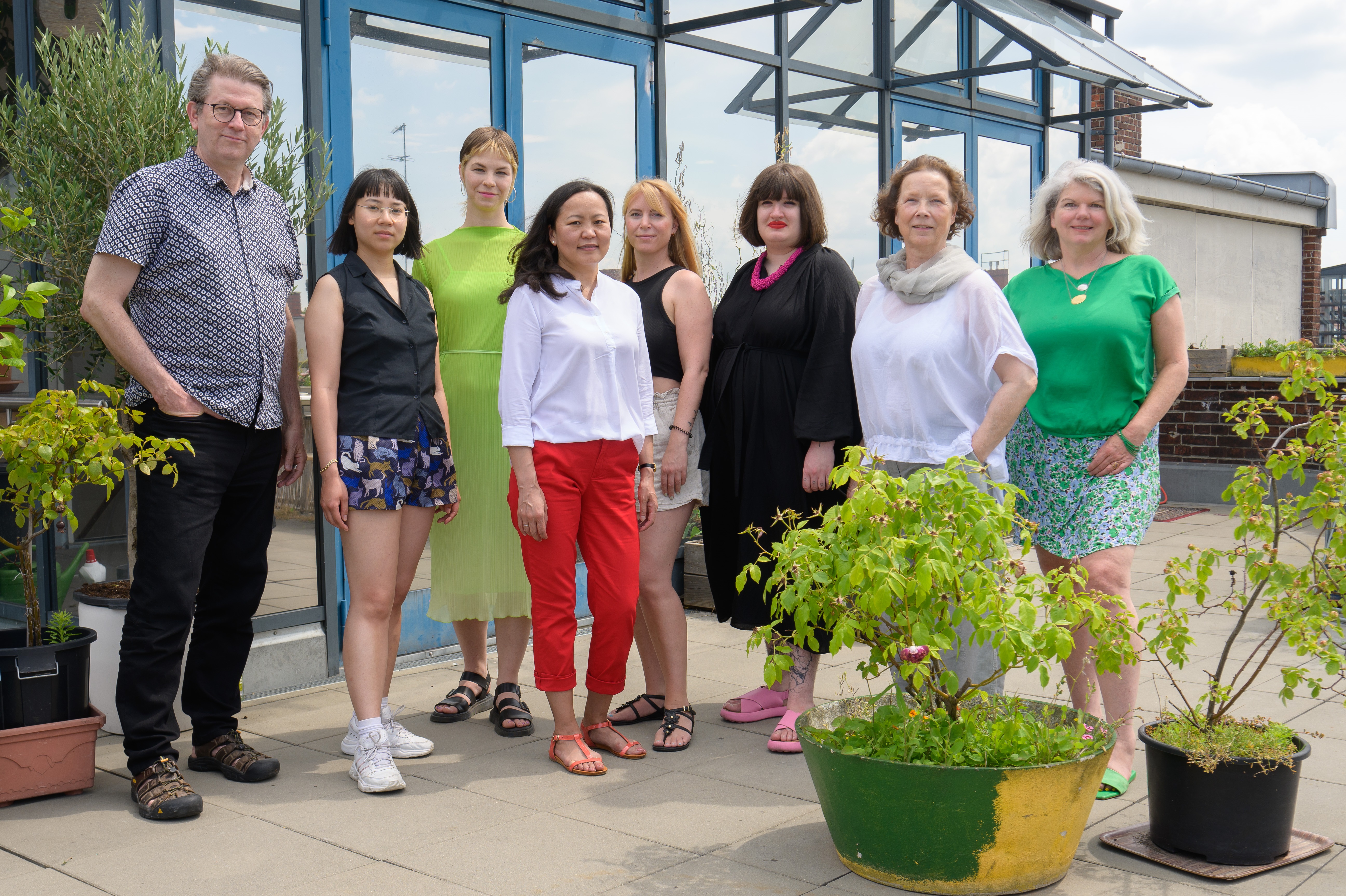 Foto des Teams des Gunda-Werner-Instituts, aufgenommen auf einer Terrasse mit Blumentöpfen im Vordergrund